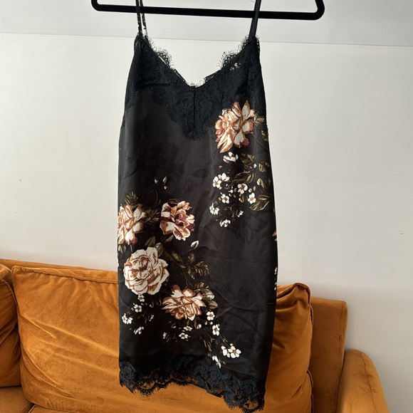 Dynamite Lace Dress - Picture 4 of 5